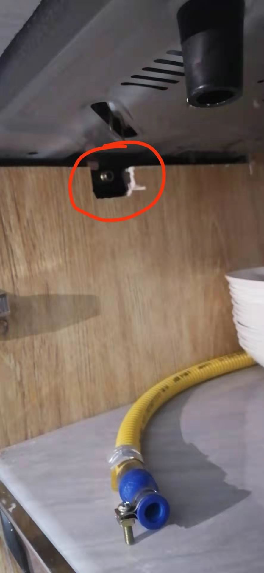 危險！櫥櫃(gui)雜物太多導(dao)緻金屬軟管(guan)擠壓脫落，自(zi)閉閥救了一(yī)命！